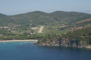 Vogelperspektive auf den Flughafen Elba