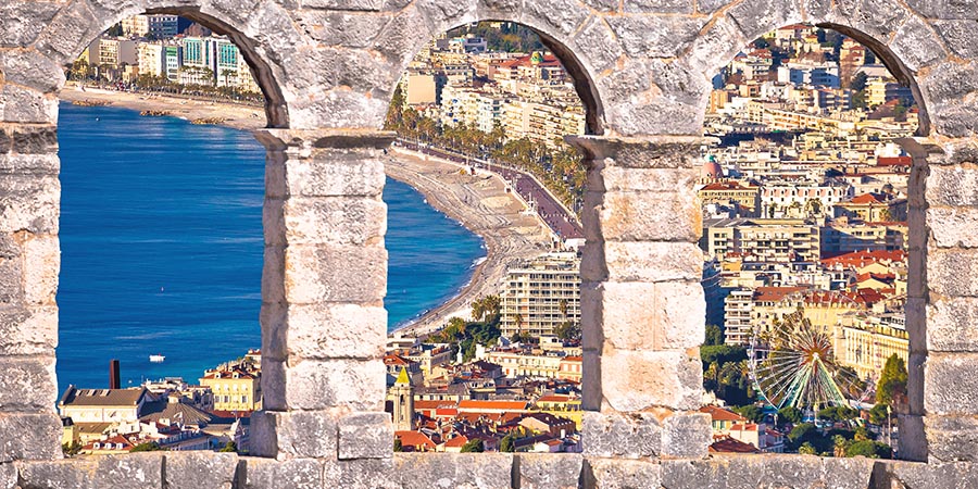Blick vom Hafen auf die Altstadt von Nizza