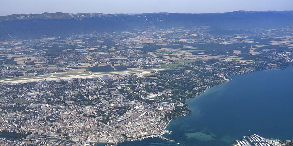 Blick aus der Vogelperspektive auf den Flughafen Genf