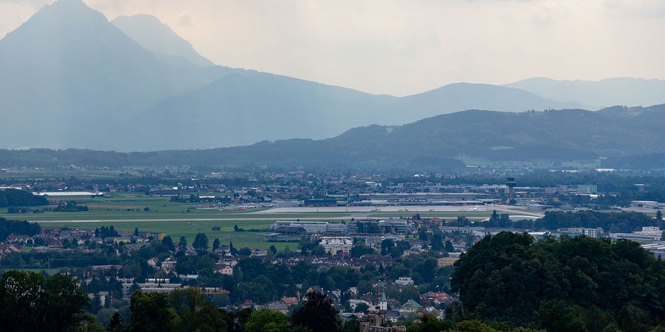 Panoramablick auf den Flughafen Salzburg