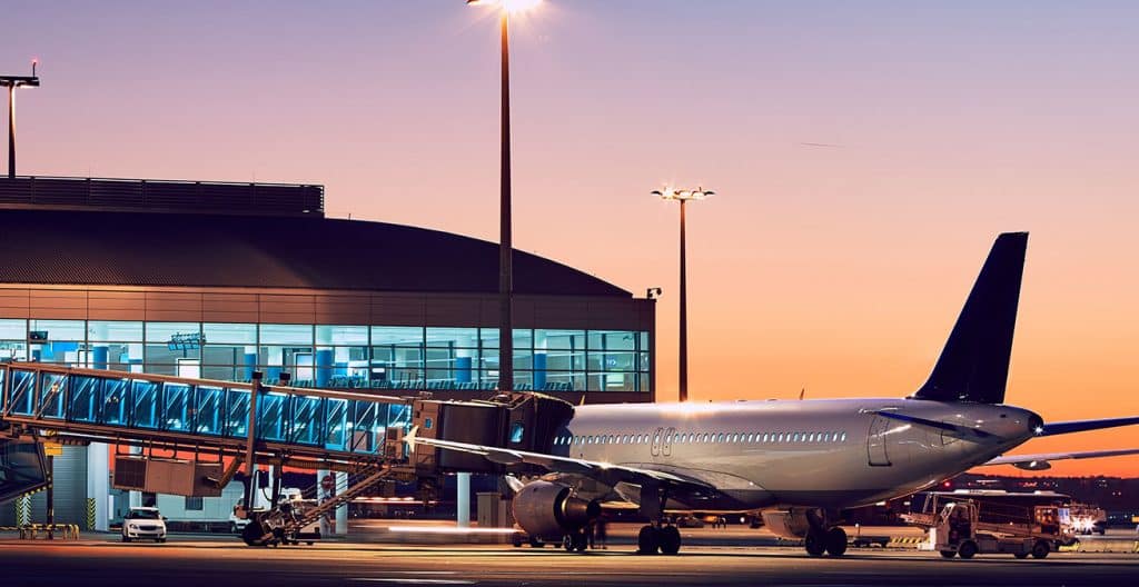 Gruppenflugzeug am Terminal bei Nacht