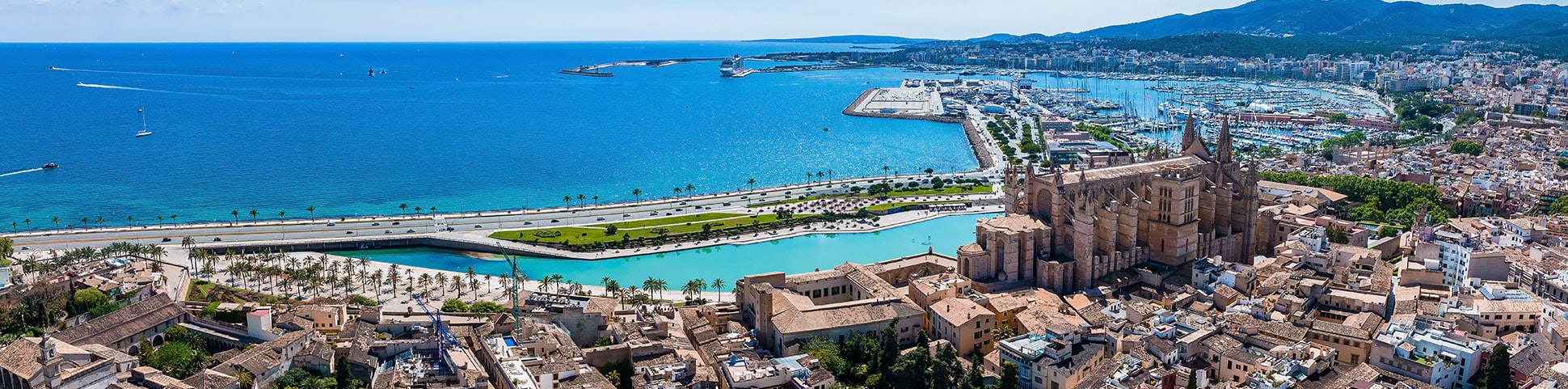 Blick auf Palma de Mallorca mit Kathedrale. Hafen und Meer